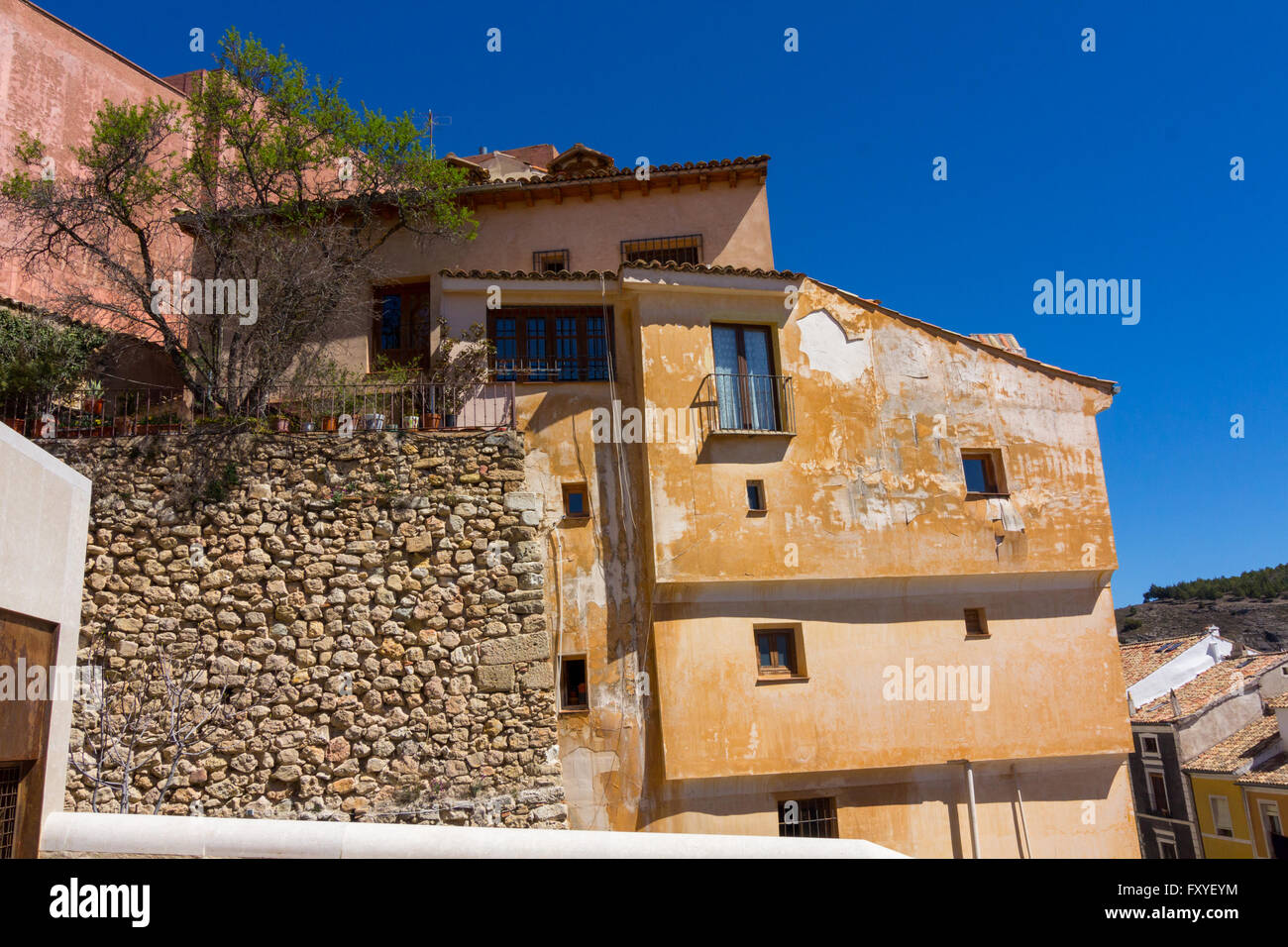 Tipiche le strade e gli edifici della famosa città di Cuenca, Spagna Foto Stock