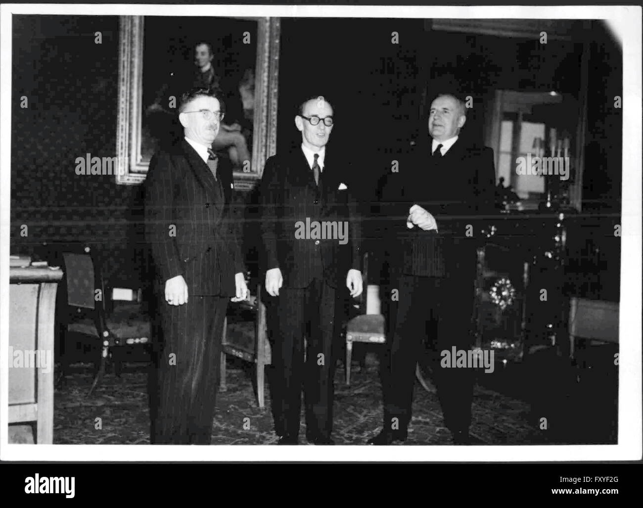 Bundeskanzler Figl mit Signore Henderson und Sir Cecil Bertrand Jerram Foto Stock