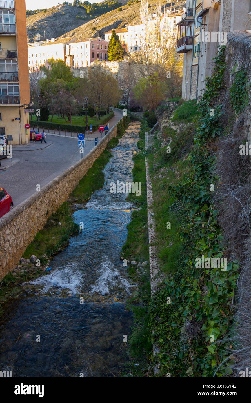 Piccolo Canale d'acqua attraversa la città di Cuenca, Spagna Foto Stock