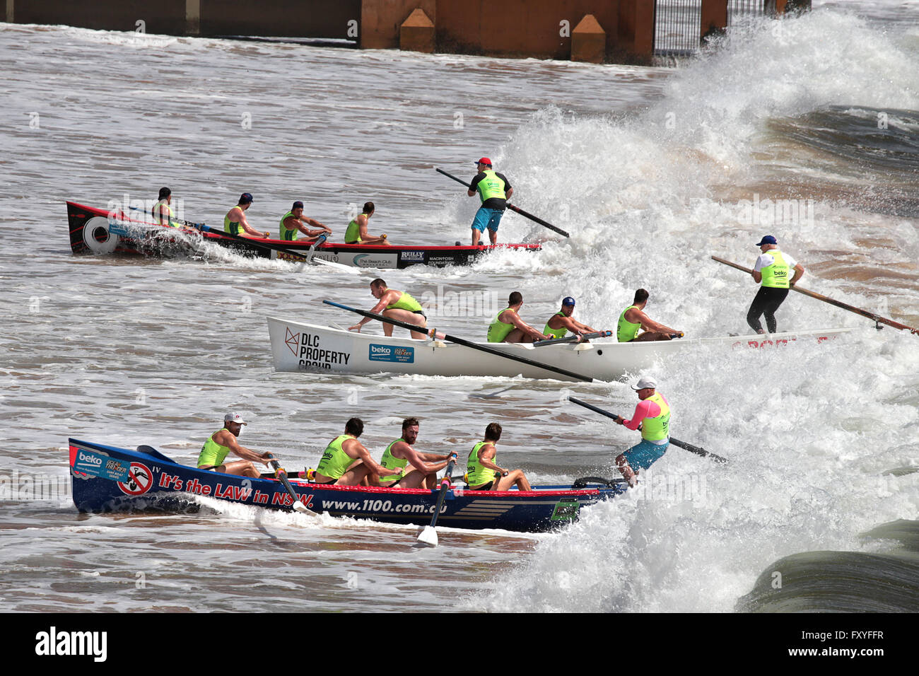 Surf lifesavers competere nell'Oceano Thunder surf barca serie di canottaggio. La concorrenza è Foto Stock