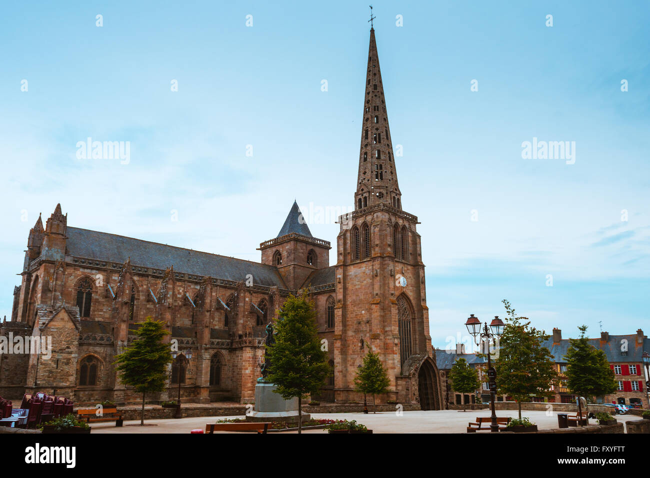 La piazza principale e la Cattedrale di Saint-Tugdual de Treguier. La chiesa cattolica romana e la ex Cattedrale di Treguier Brittany Foto Stock