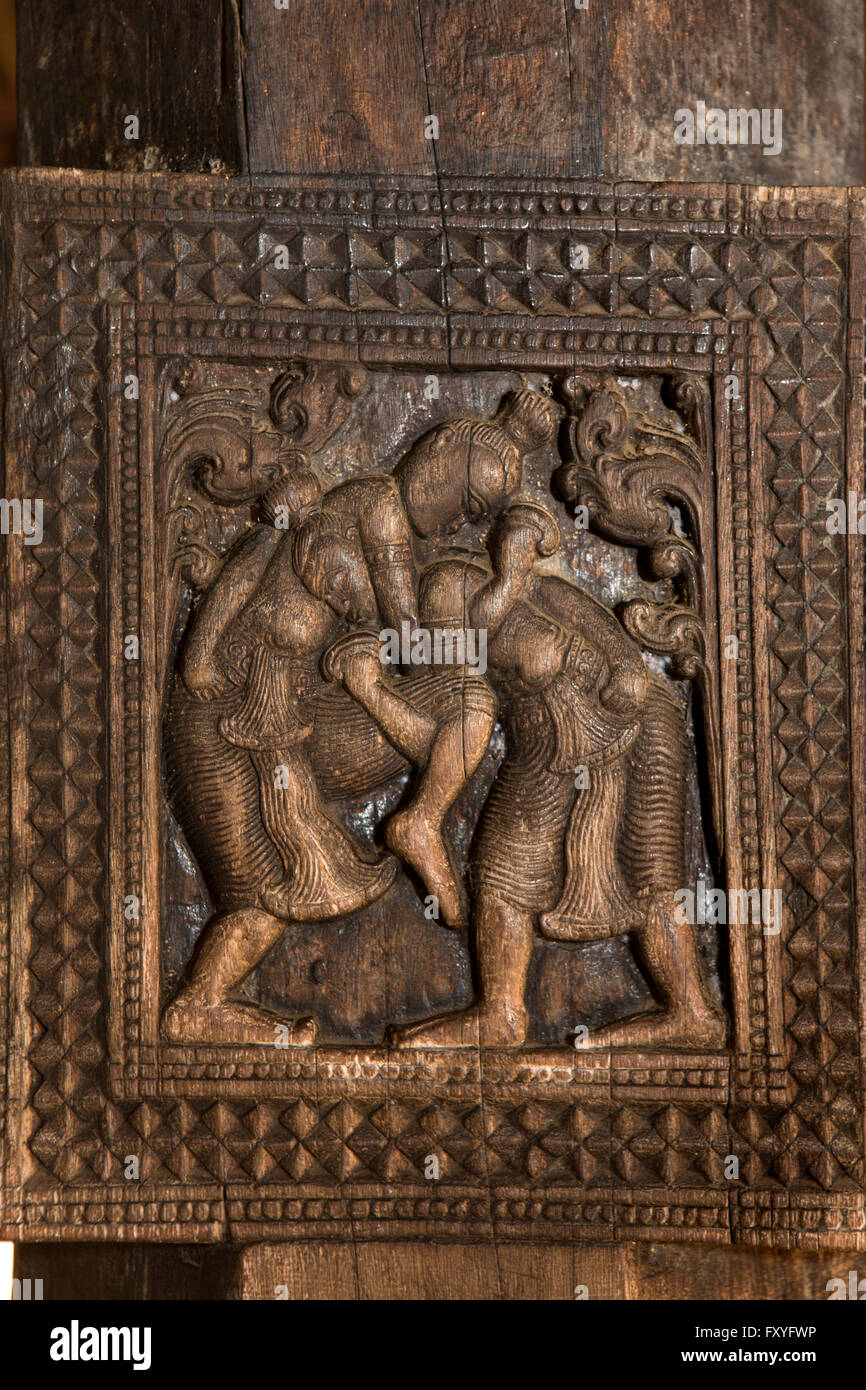 Sri Lanka, Kandy, Embekke Devale, digge pavilion, wrestling uomini carving sul montante in legno Foto Stock