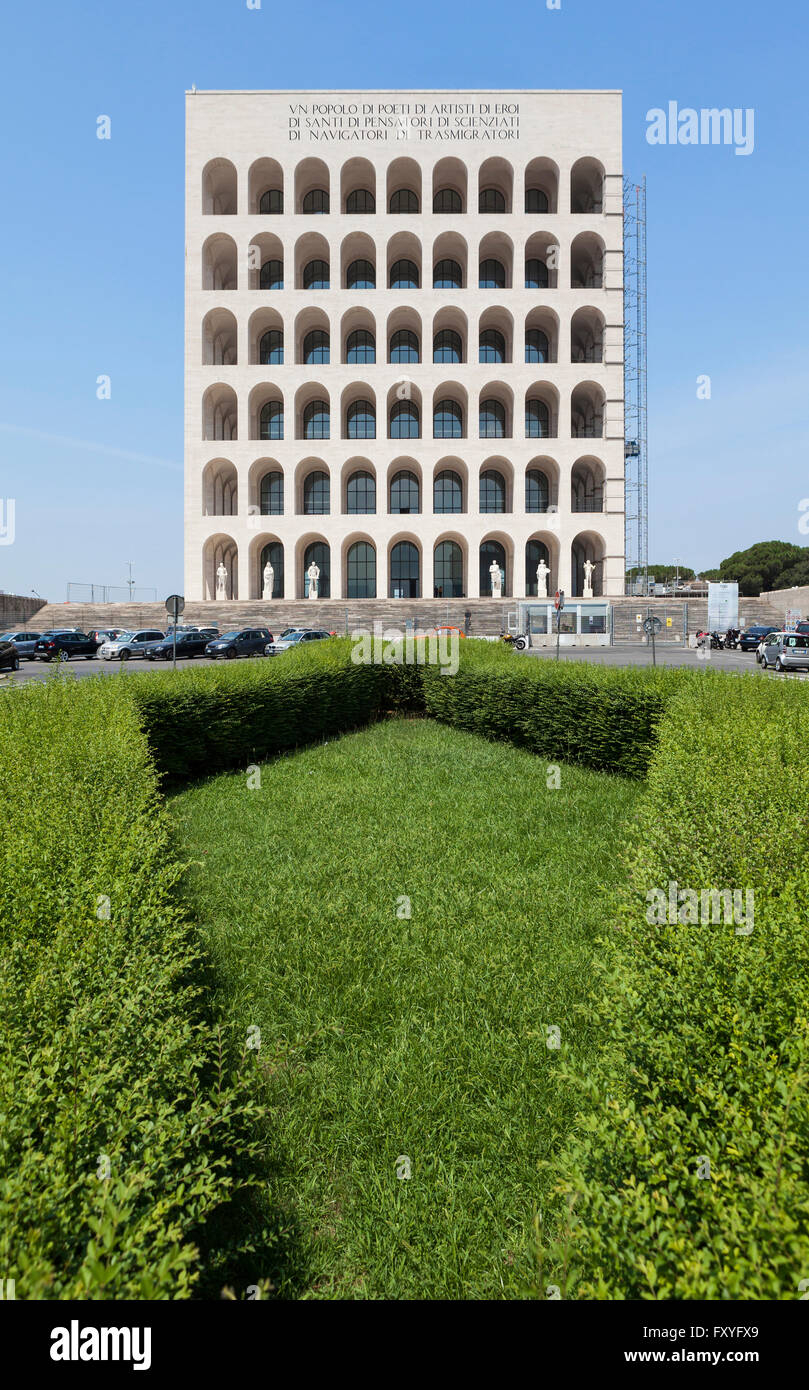 Il Palazzo della Civiltà Italiana a Roma, costruito da Mussolini durante il  1930 per il 1942 Expo e ora sede di Fendi Foto stock - Alamy