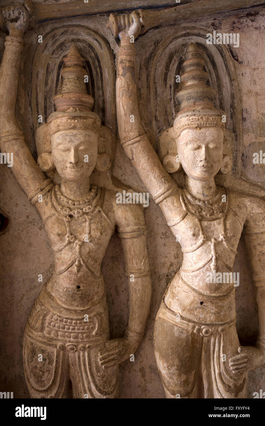 Sri Lanka, Kandy, Mahanuwara, Tempio Lankatilake, guerriero custode figure guardia di entrata di immagine del Buddha House Foto Stock