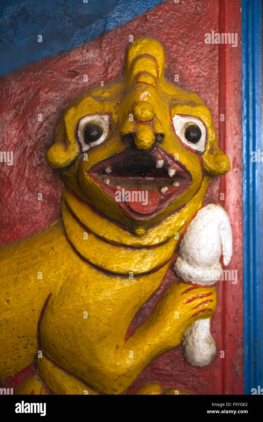 Sri Lanka, Kandy, Mahanuwara, Tempio Lankatilake, simbolico lion custodire porta Foto Stock
