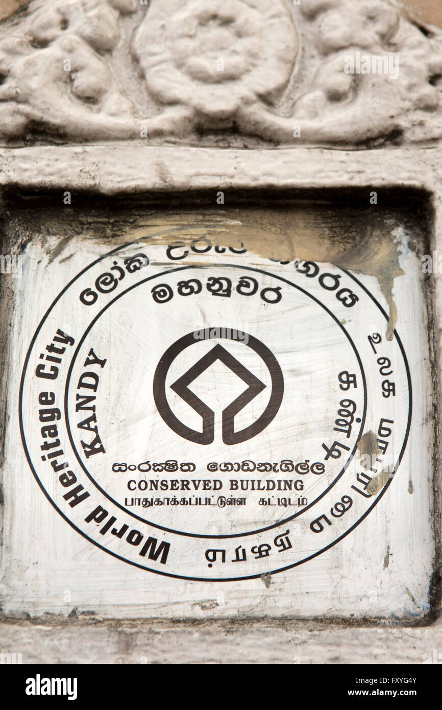 Sri Lanka, Kandy, città dichiarata patrimonio mondiale, conservato edificio placca su edificio Foto Stock