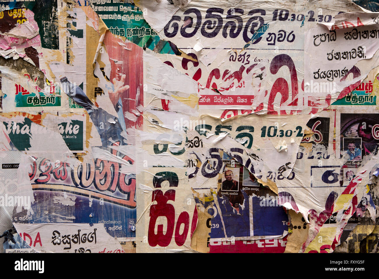 Sri Lanka, Kandy, Colombo Street, ephemera, manifesti stracciati Foto Stock