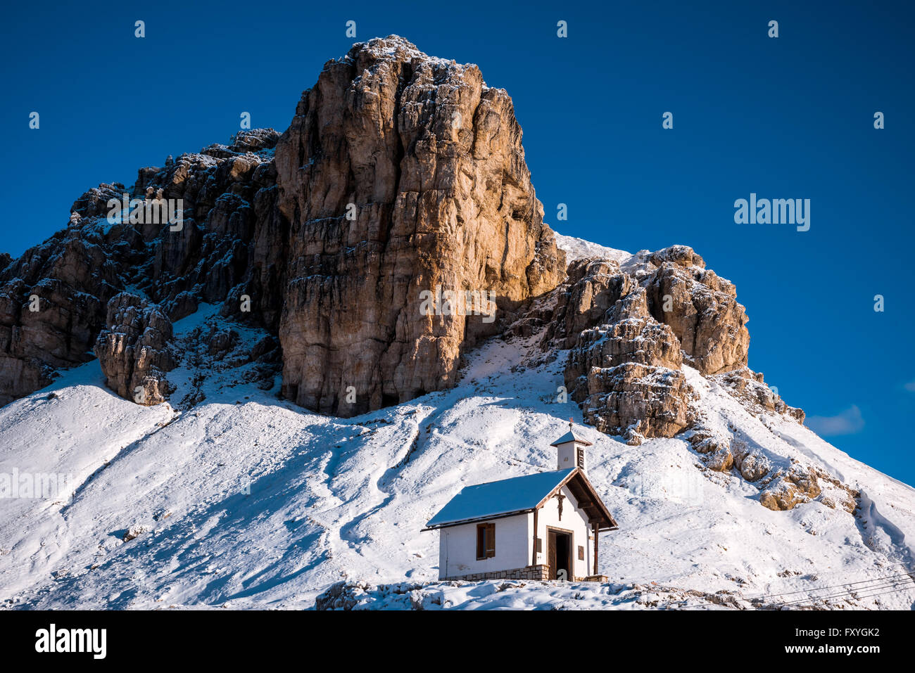 Cappella in cime del Parco Nazionale delle Dolomiti, Italia Foto Stock