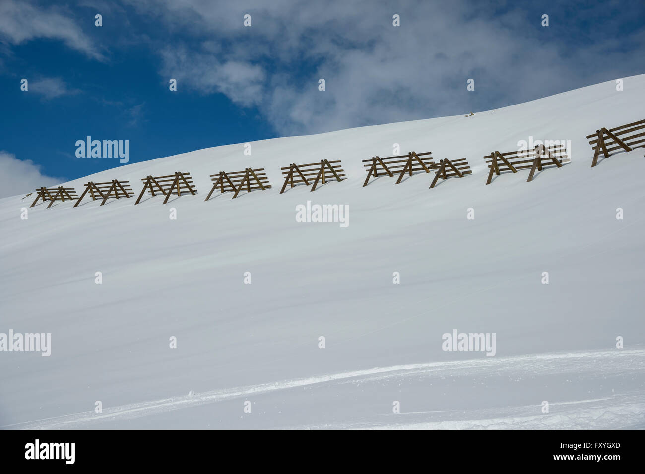 Controllo valanghe sul versante della montagna con la neve, Nauders, Tirolo, Austria Foto Stock