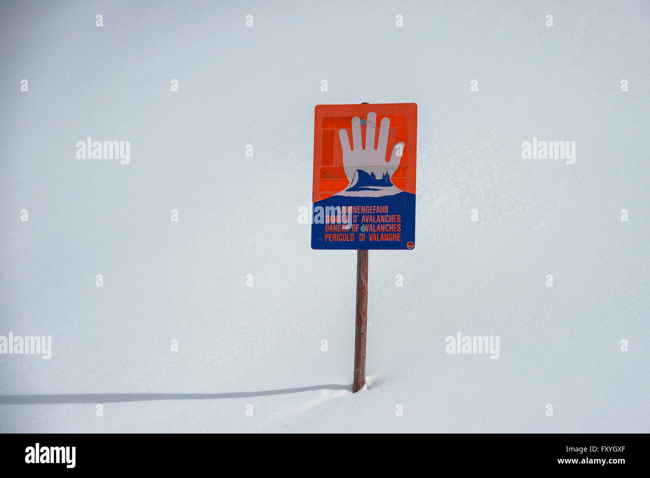 Allarme valanga segno nella neve, valanghe, Nauders, Tirolo, Austria Foto Stock