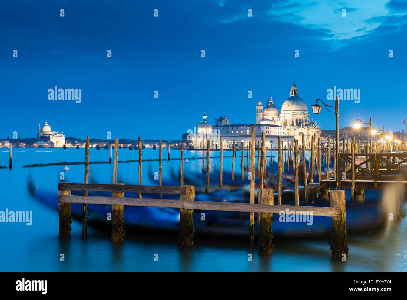 Chiesa di Santa Maria della Salute con le gondole, Venezia, Veneto, Italia Foto Stock