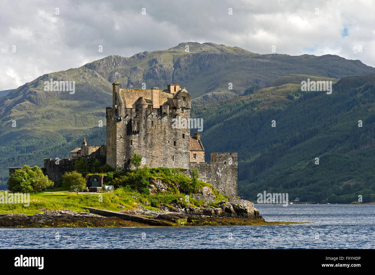 Eilean Donan Castle, vista ovest, in Dornie, Western Ross-shire, Highlands scozzesi, Scotland, Regno Unito Foto Stock