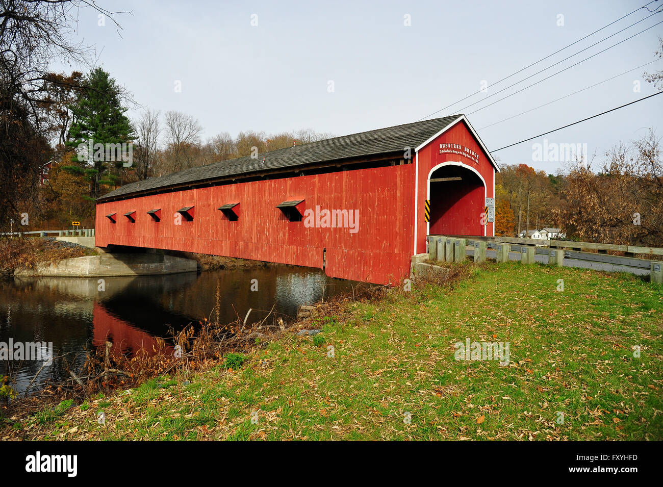 Il vecchio ponte di legno coperto Rosso ponte sopra il fiume Hoosic, Buskirk, nello Stato di New York, Stati Uniti d'America Foto Stock