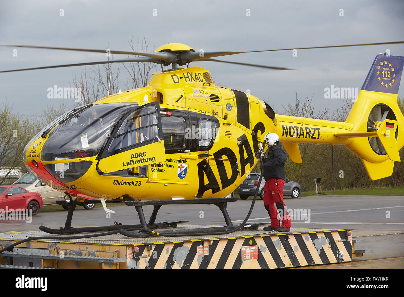 L'ADAC Salvataggio in elicottero Eurocopter EC 135 effettua il rifornimento di carburante, aria di salvataggio, di emergenza, Germania Foto Stock