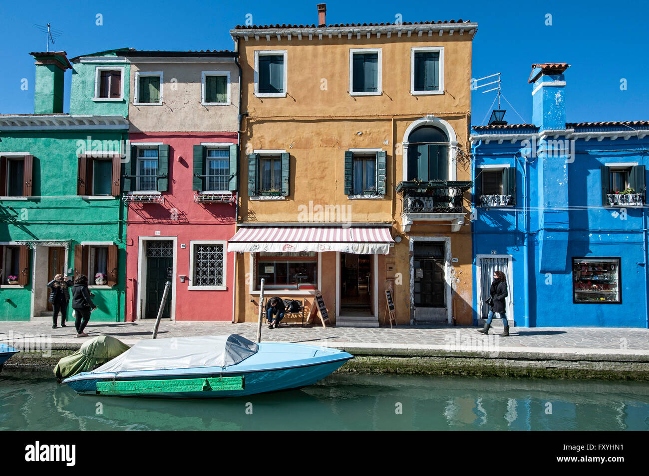 Case colorate lungo un canale, Burano, Venezia, Veneto, Italia Foto Stock