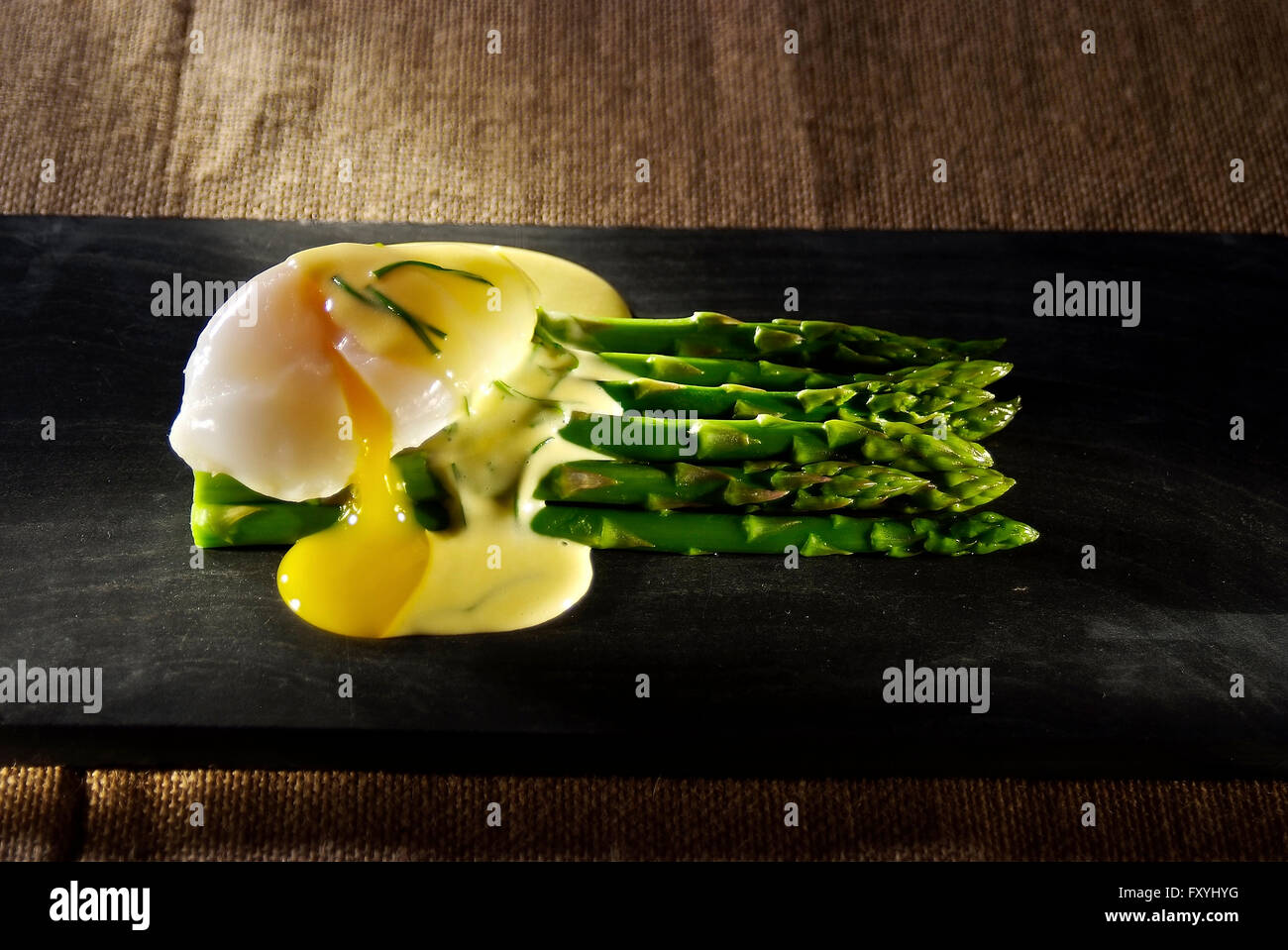 Asparagi con uova di anatra e salsa olandese Foto Stock