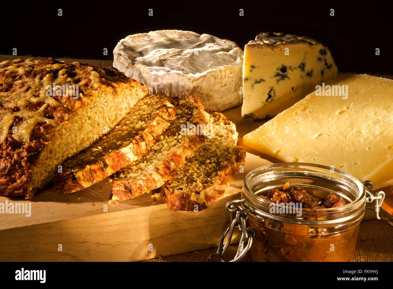 Pane e formaggio su una tavola di legno con un kilner vasetto di sottaceti in primo piano Foto Stock