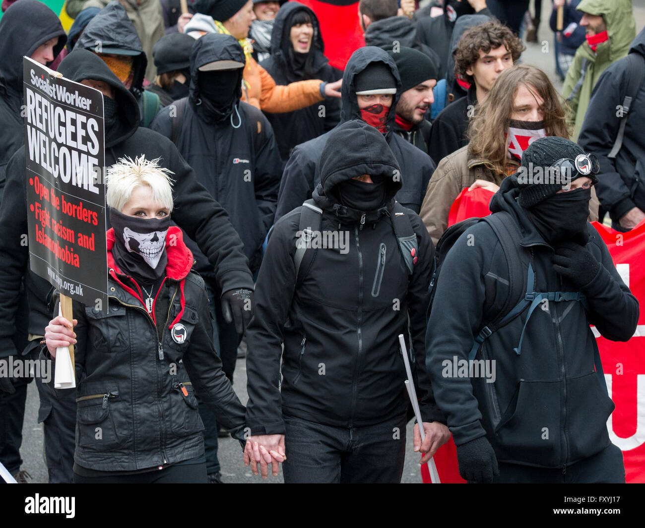 Migliaia marzo giù Regent Street verso Trafalgar Square durante il 'stand fino al razzismo' e 'rifugiati Benvenuti' proteste nel centro di Londra. Dotato di: Vista Dove: Londra, Regno Unito quando: 19 Mar 2016 Foto Stock