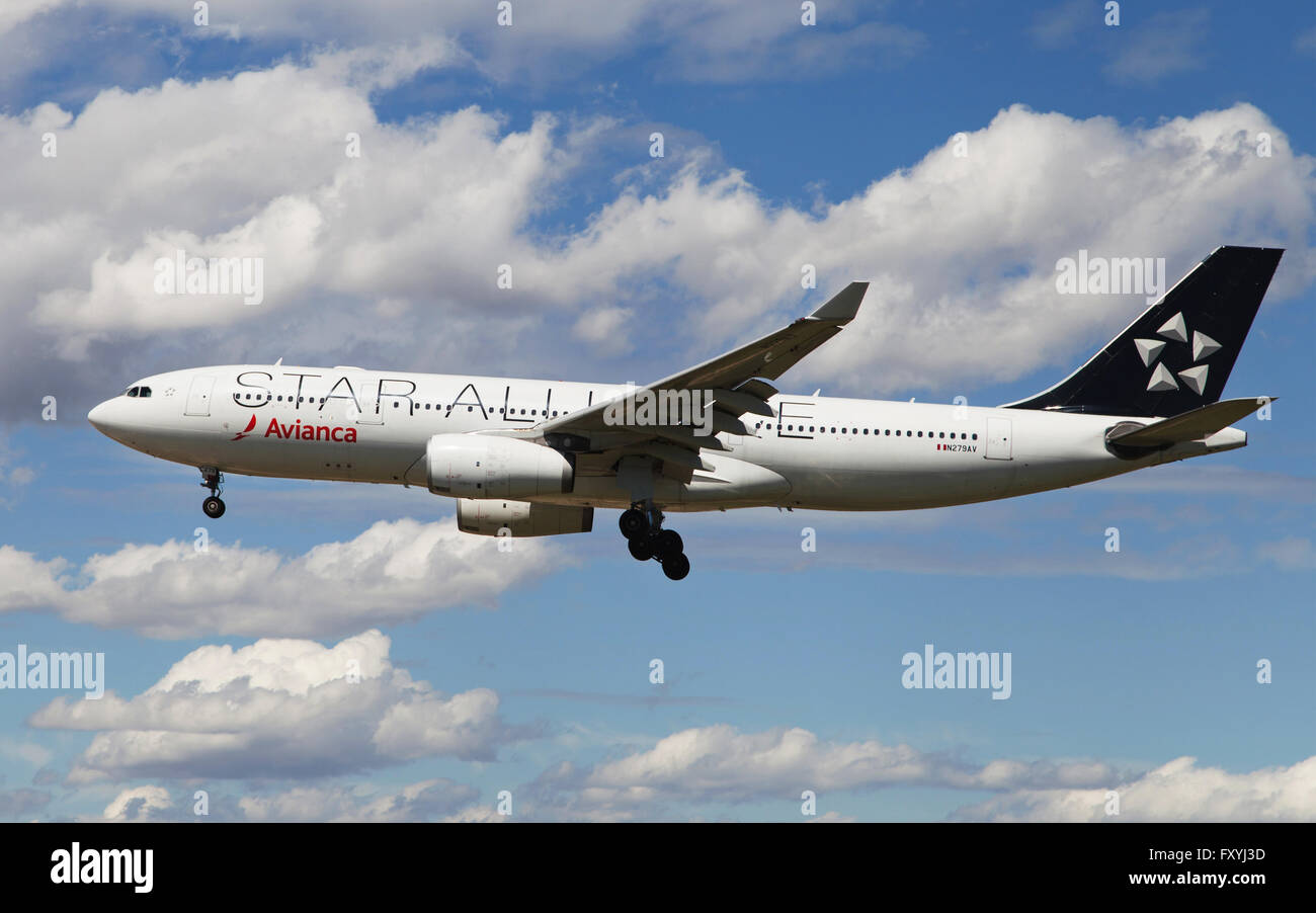 Avianca Star Alliance Airbus A330 avvicinamento all Aeroporto El Prat di Barcellona, Spagna. Foto Stock