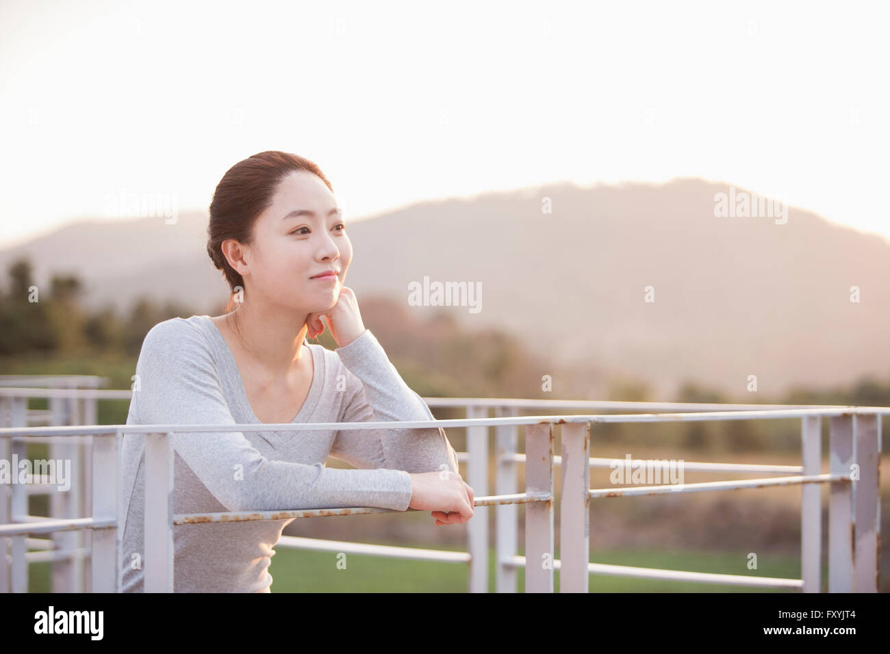 Donna di relax presso l'hotel balcone Foto Stock