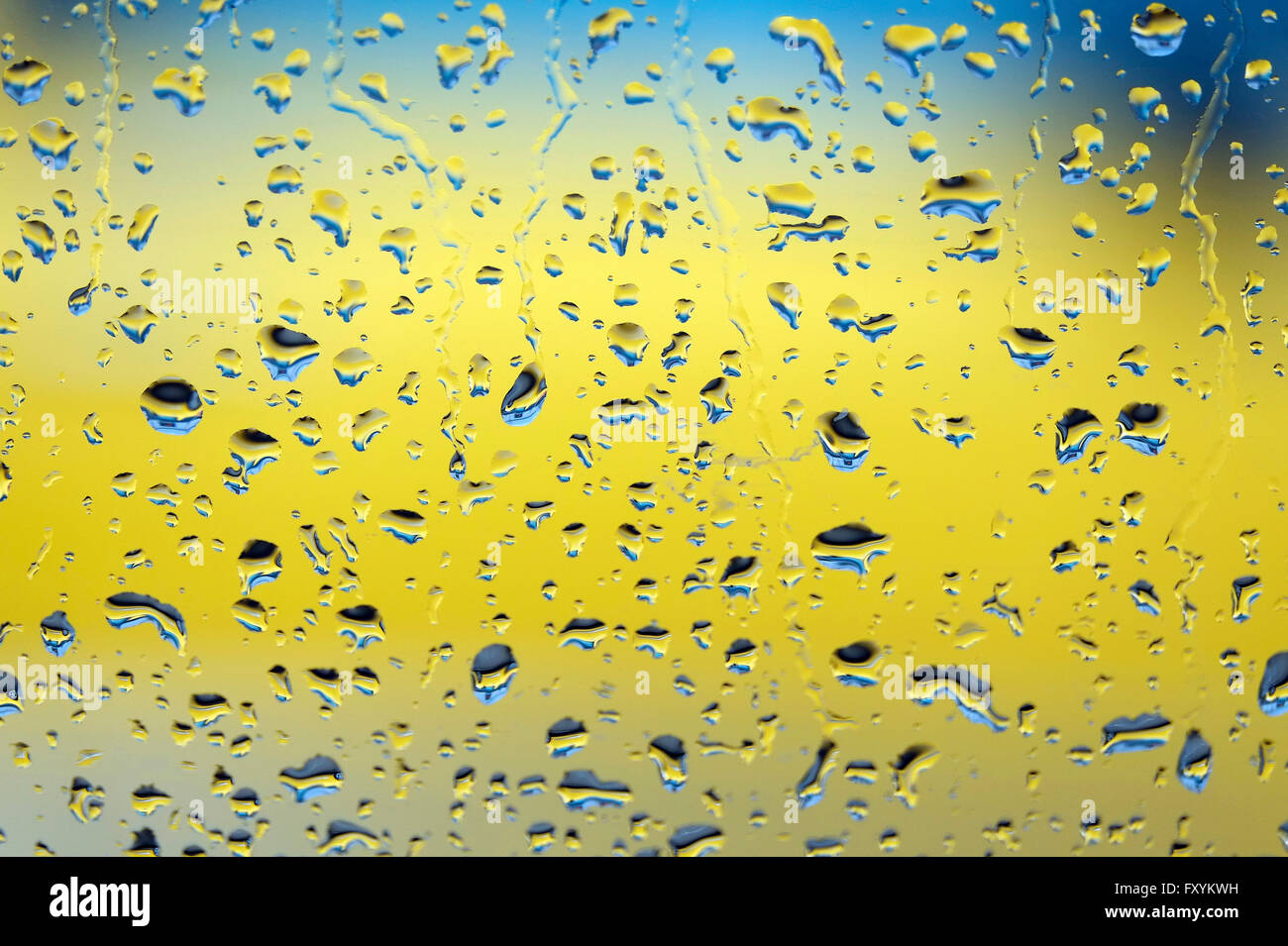 La pioggia le goccioline di acqua sul bagnato autovettura finestra in vetro Foto Stock
