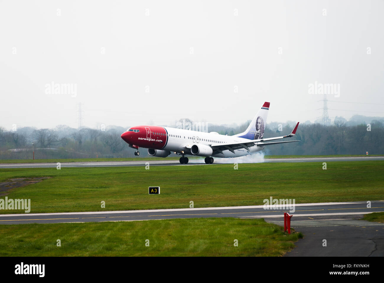 Norwegian Air Shuttle Boeing 737-8JP(W) Aereo di linea LN-colorante atterraggio all'Aeroporto Internazionale di Manchester Inghilterra England Regno Unito Regno Unito Foto Stock