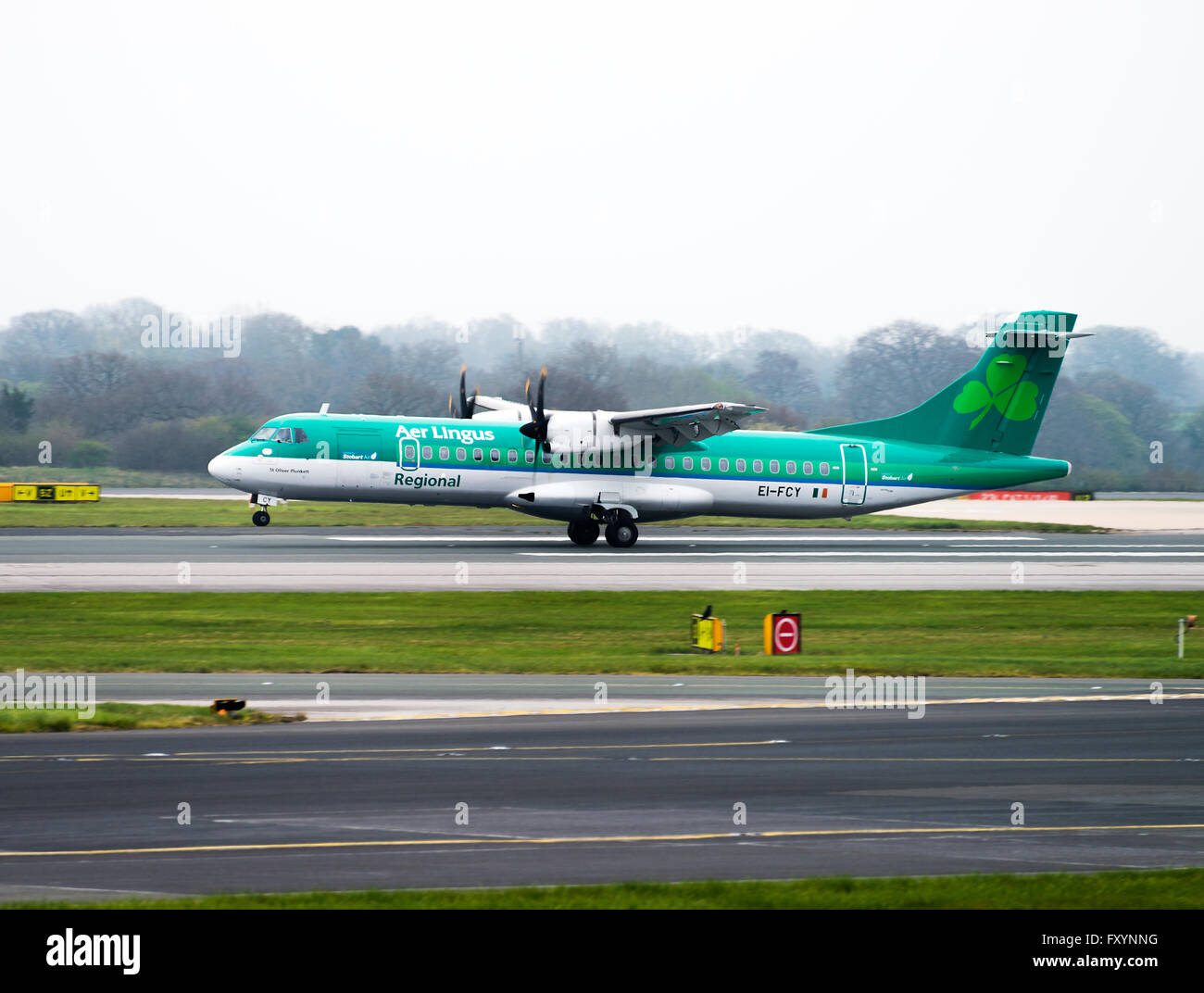 Aer Lingus compagnia aerea regionale ATR72-600 aereo di linea EI-FCY tenendo fuori all'Aeroporto Internazionale di Manchester Inghilterra England Regno Unito Regno Unito Foto Stock