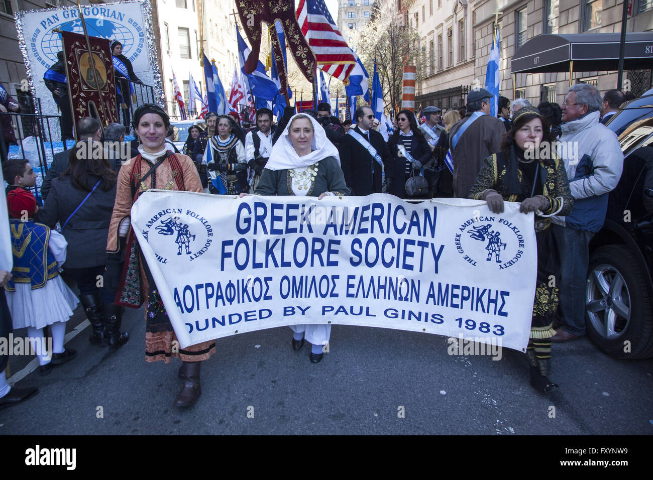 Indipendenza greca parata del giorno, New York City. Il greco il folklore americano società membri marzo in NYC. Foto Stock