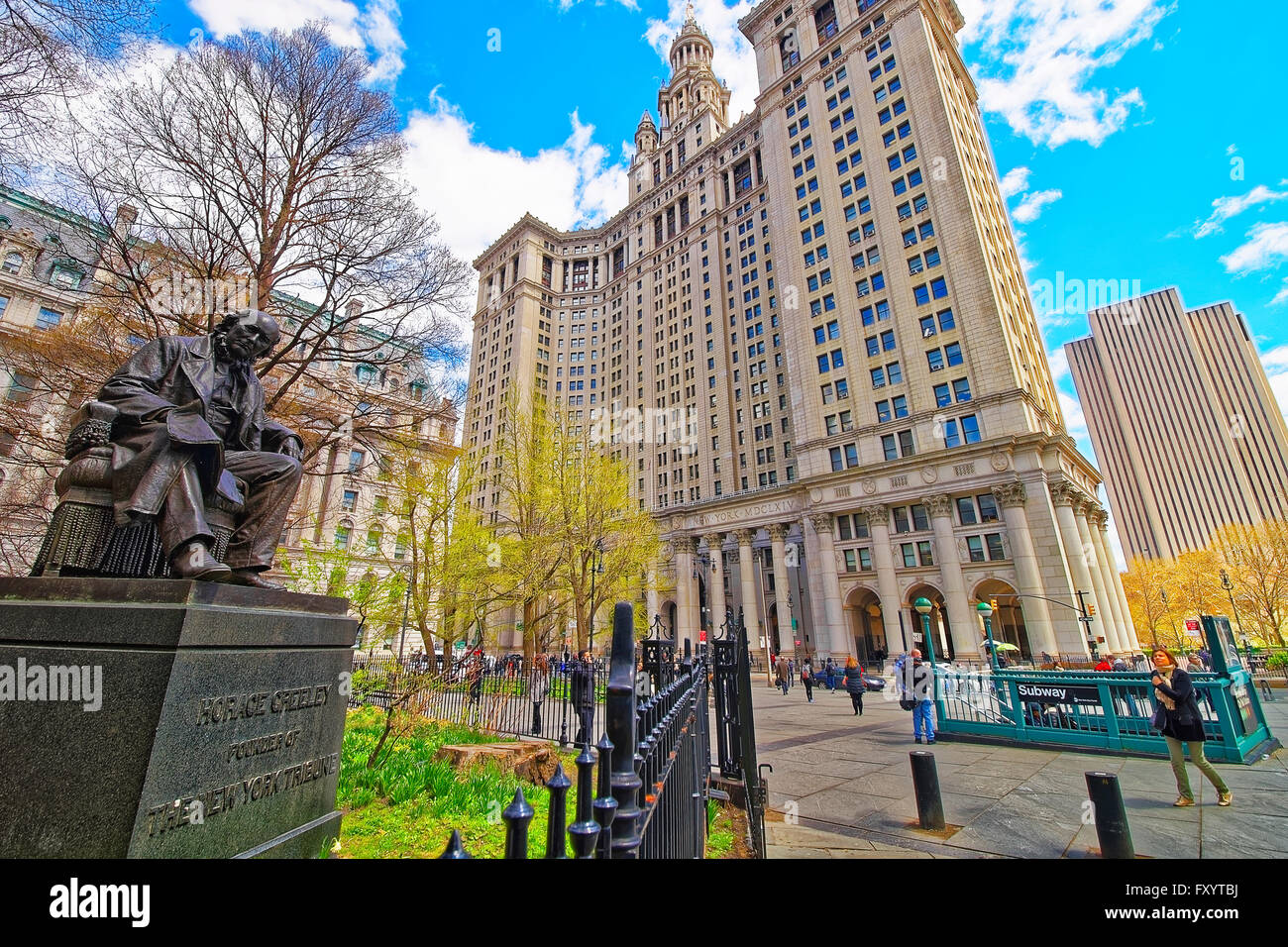 NEW YORK, Stati Uniti d'America - 24 Aprile 2015: Horace Greeley Statua in City Hall Park di Manhattan e il Palazzo Comunale e i turisti sullo sfondo nella parte inferiore di Manhattan a New York, Stati Uniti d'America Foto Stock