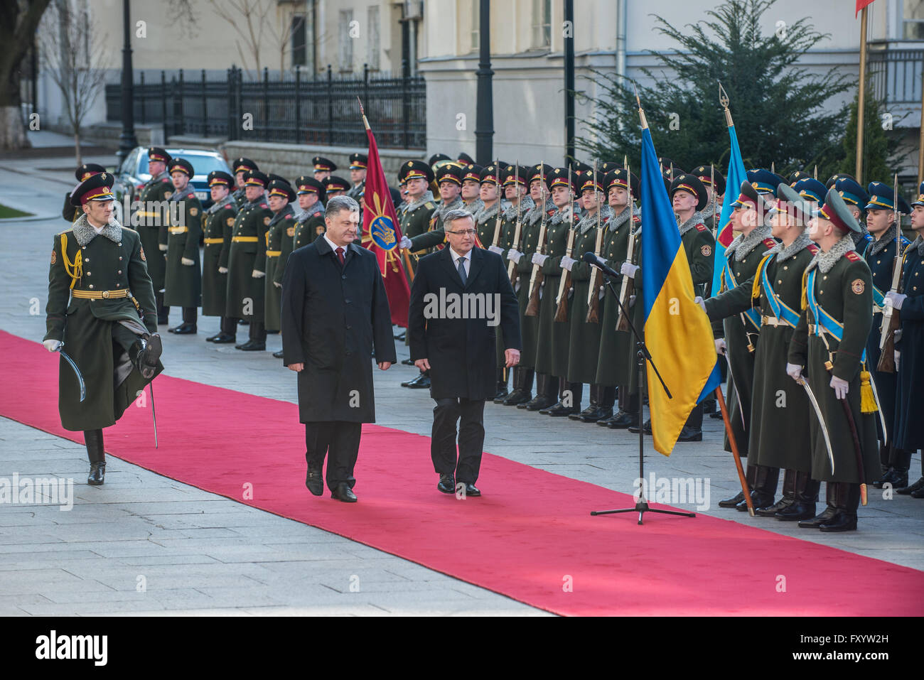 Presidente dell'Ucraina P. Poroshenko e presidente polacco B. Komorowski recensioni una guardia d'onore, 8 Aprile, 2015 a Kiev, Ucraina Foto Stock