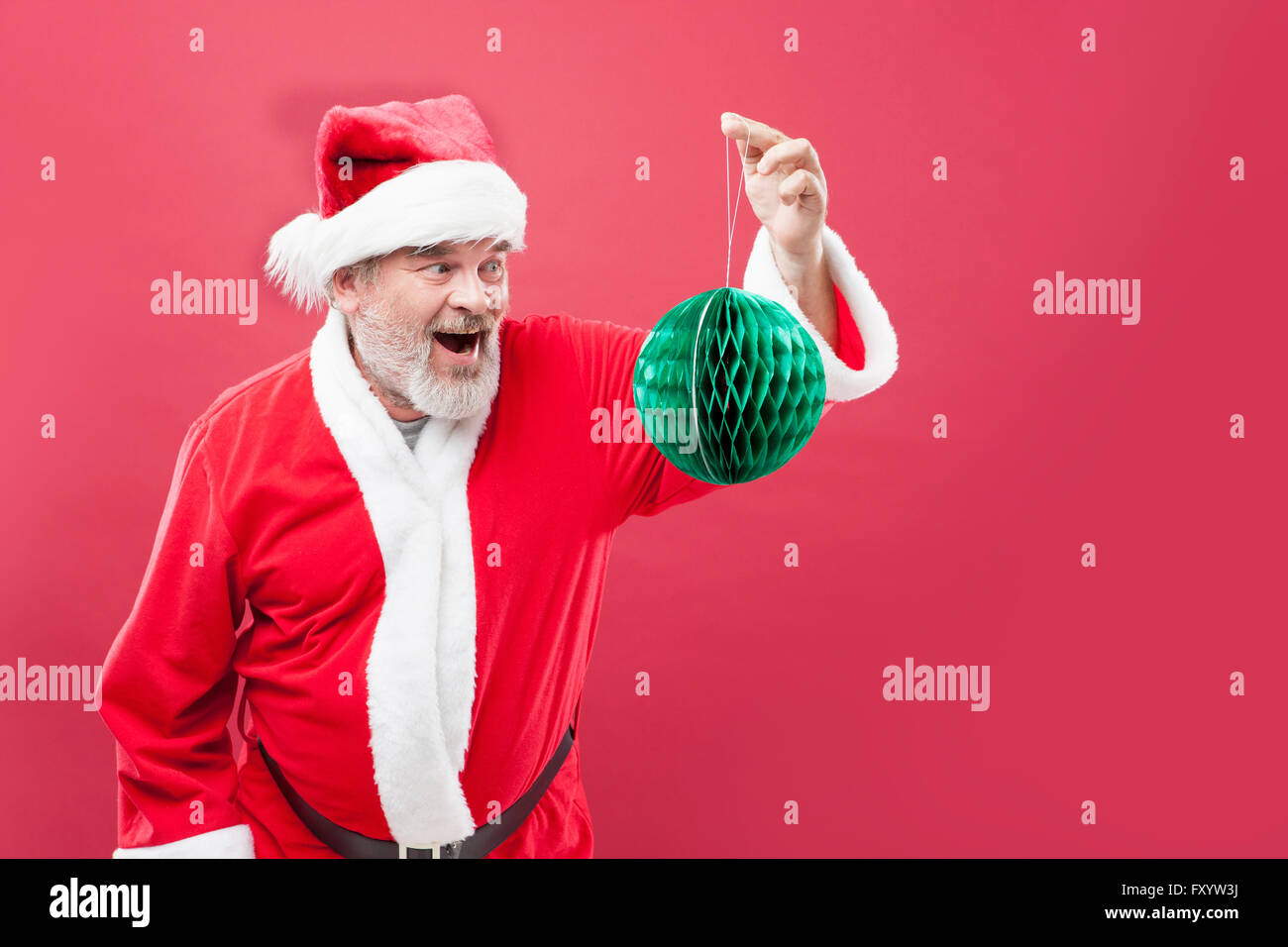 Ritratto di sorridere Santa Claus azienda decorazione di Natale Foto Stock
