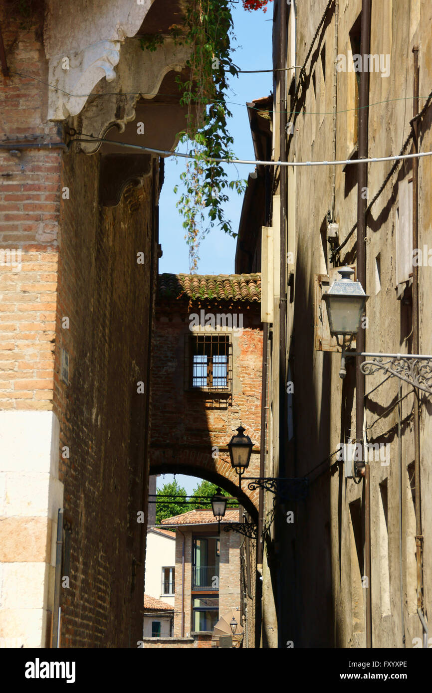 Mantova, Italia - 15 Giugno 2013: scorcio di old street e gli edifici nei pressi di Piazza Sordello in pieno centro storico, Mantova, ho Foto Stock