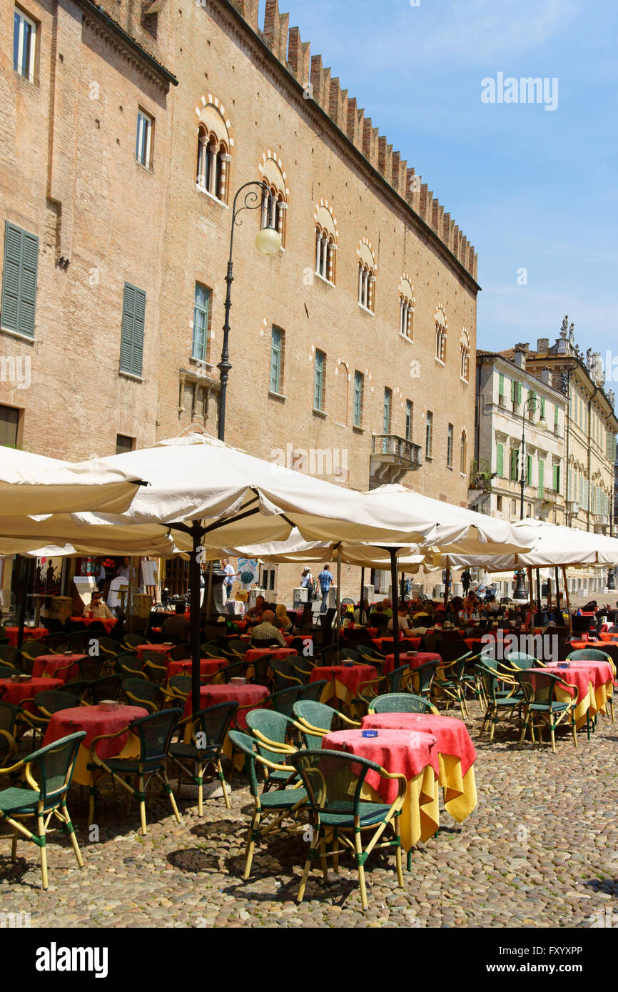 Mantova, Italia - 15 Giugno 2013: Palazzo Bonacolsi Castiglioni in Piazza Sordello, Mantova, Italia. Alcune persone intorno a. Foto Stock