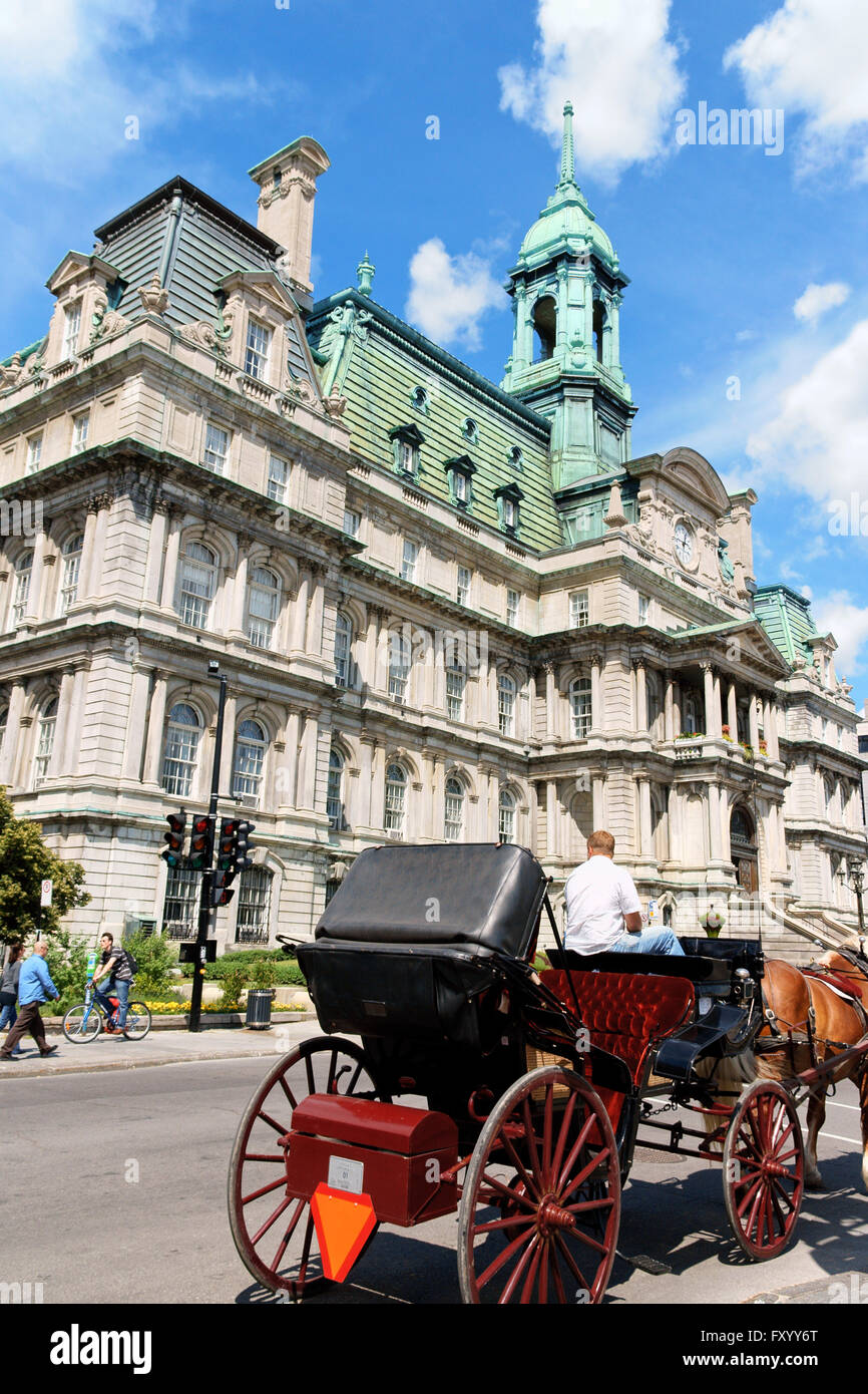 Montreal, Canada - 19 agosto 2008: Montreal City Hall (Hotel de Ville de Montreal) con il suo tetto di rame e un concerto con il cavallo. Foto Stock