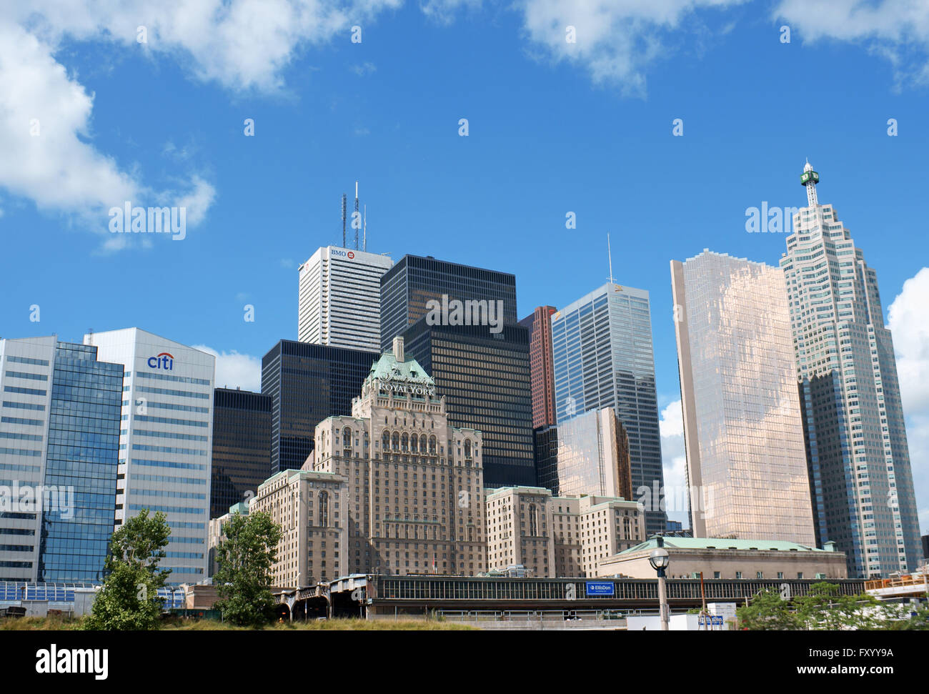 Toronto, Canada - 1 Agosto 2008: moderni grattacieli contro un Cielo di estate blu e il vecchio Fairmont Royal York Hotel Foto Stock