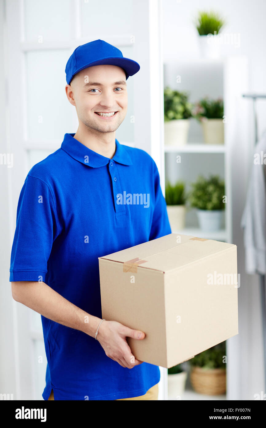 Corriere con pacco Foto Stock