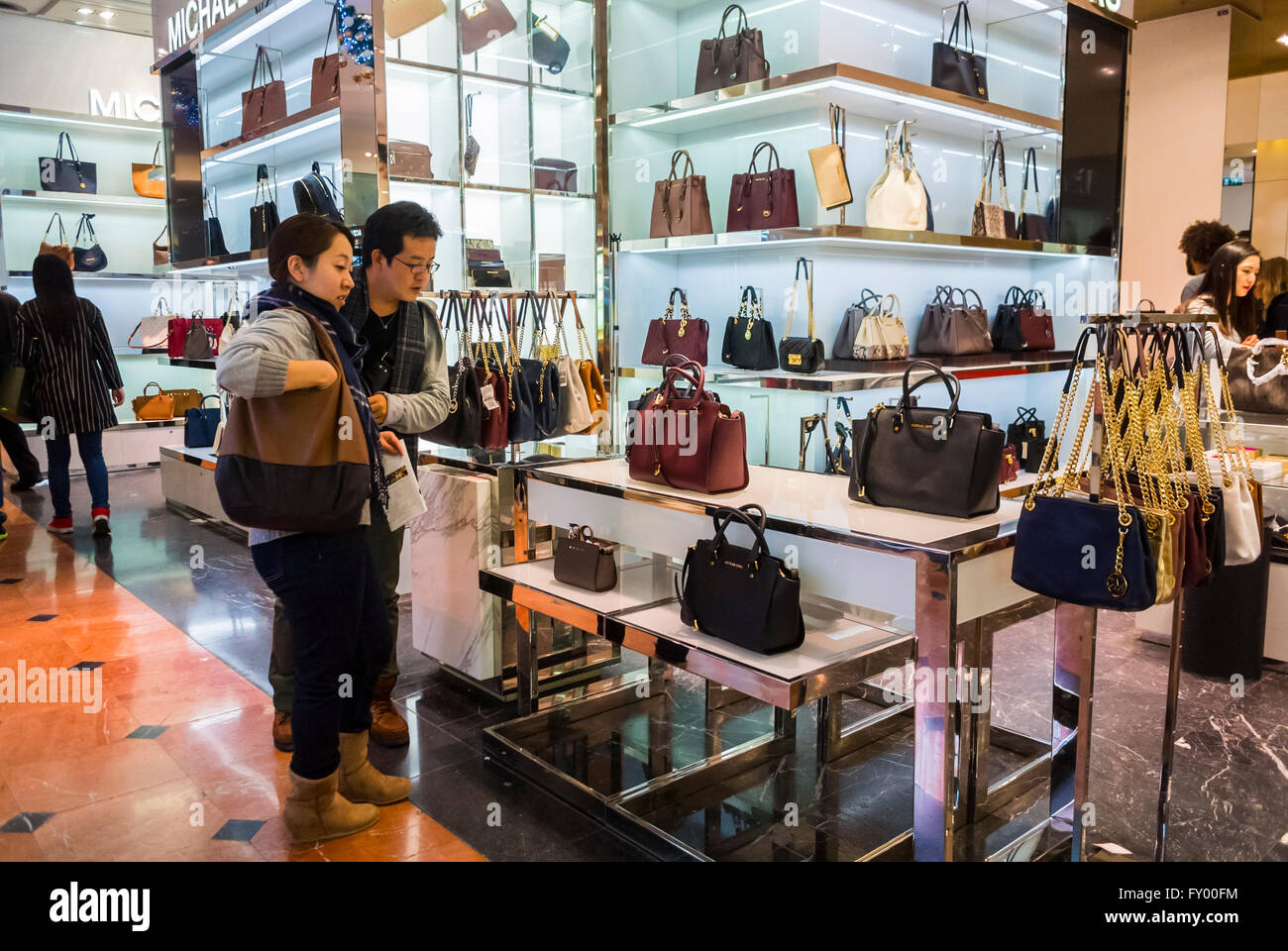 Parigi, Francia, turisti cinesi che fanno shopping all'interno di negozi di  lusso, borse, nei grandi magazzini Galeries Lafayette, Michael Kors,  fashion designer, accessori per ragazzi Foto stock - Alamy