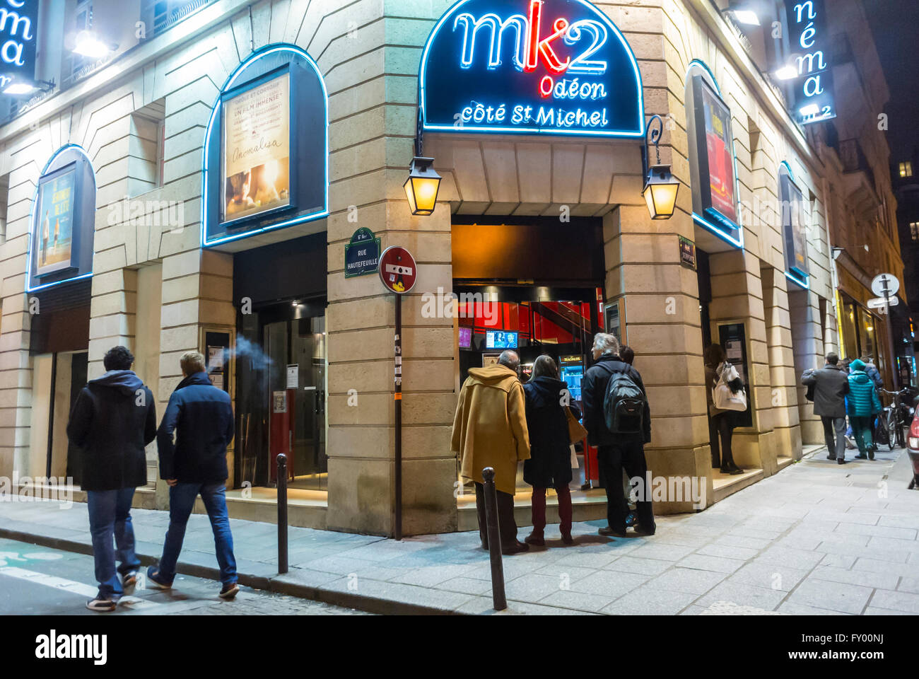 Parigi, Francia, gruppo di persone che vanno al cinema indipendente francese, 'MK2 Ode-On', aspettando fuori dal cinema di notte, quartieri locali Foto Stock