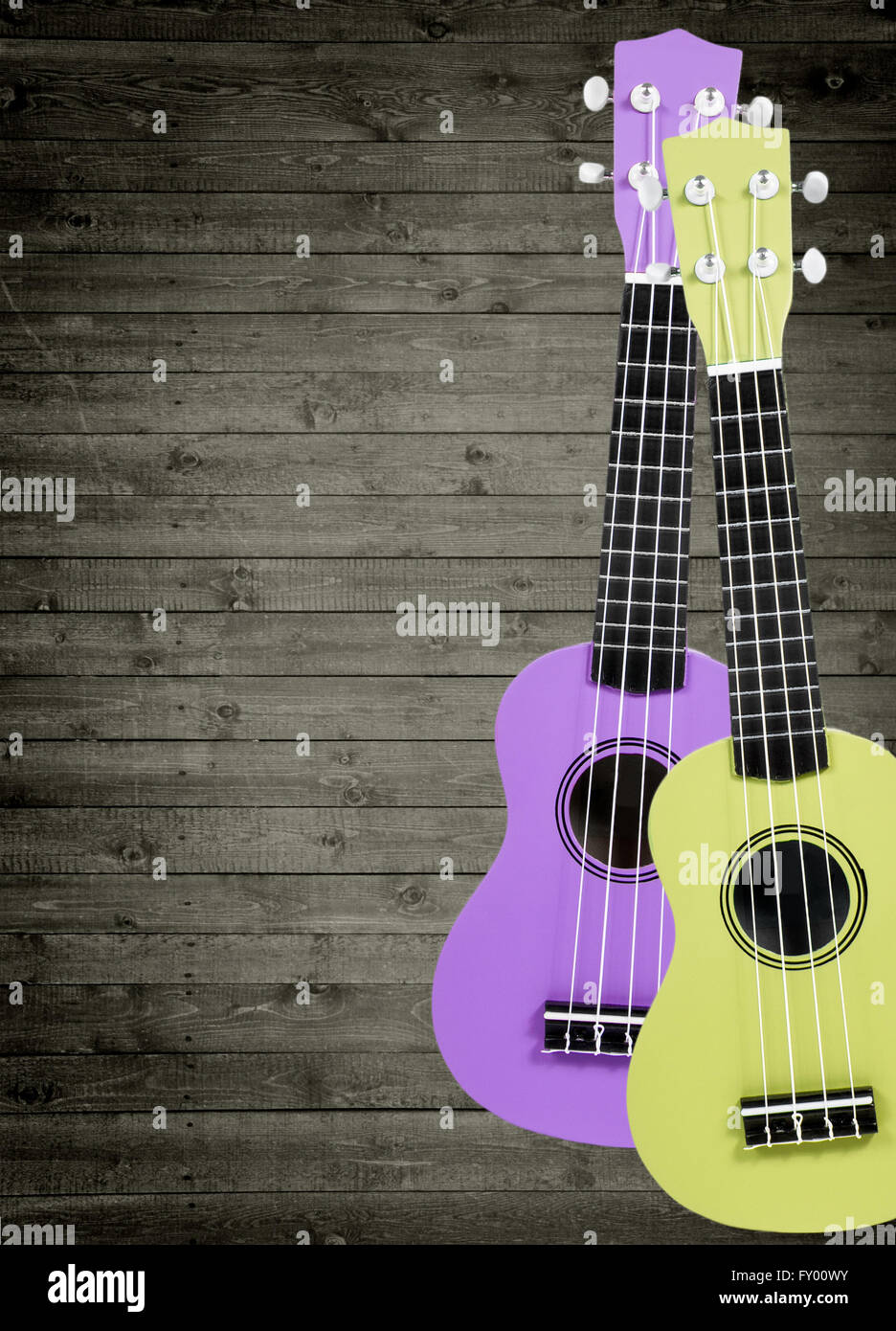 Un numero di chitarre acustiche in background. Scrivere il testo. Foto Stock