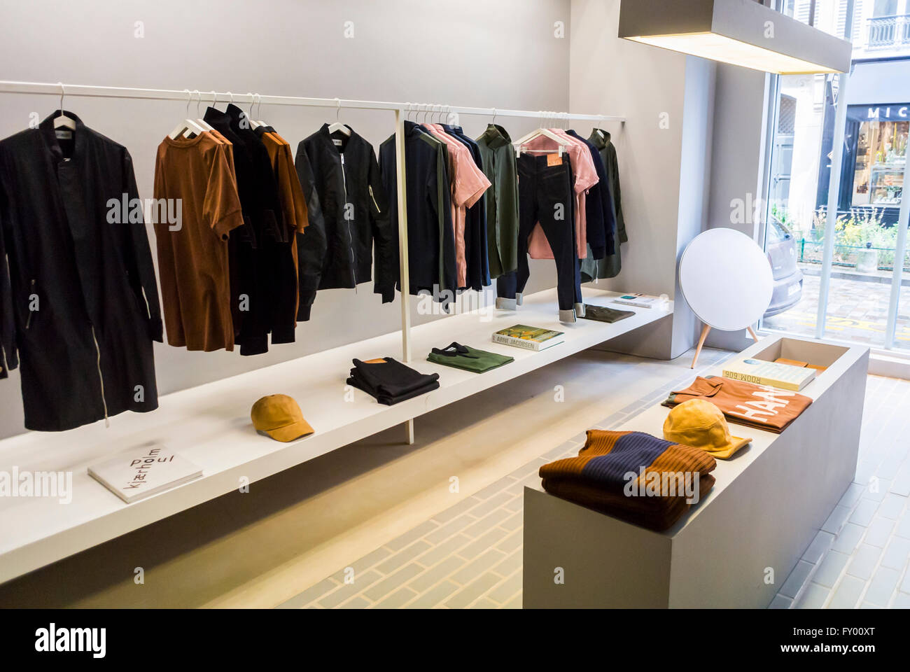 Parigi, Francia, Abbigliamento Uomo, Shopping, nel quartiere del Marais ,  "Han Kjøbenhavn' negozio di abbigliamento, Display interno Foto stock -  Alamy