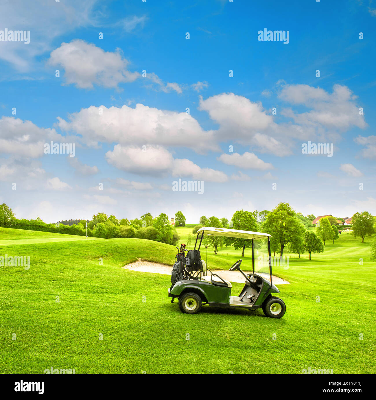 Verdi campi da golf Campo e nuvoloso cielo blu. Paesaggio di primavera con erba fresca. Colori brillanti Foto Stock