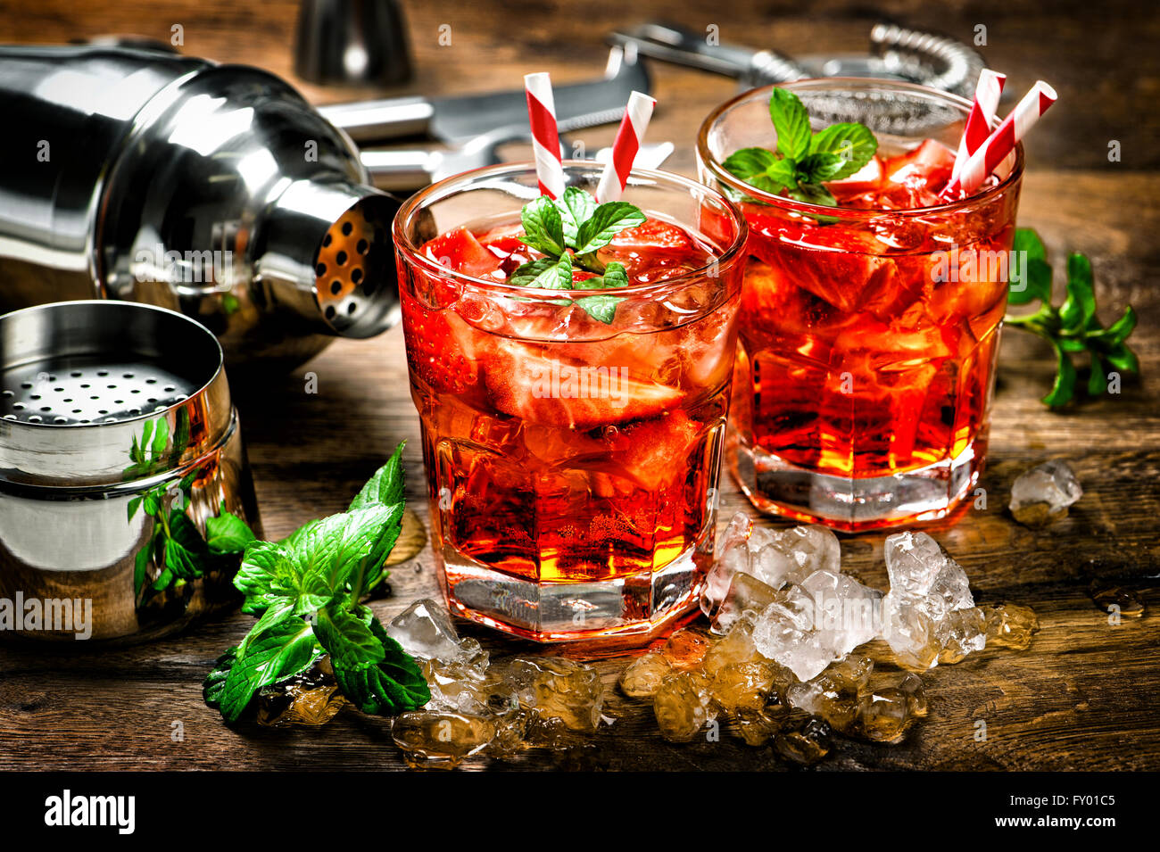 Red drink con Fragola, foglie di menta, ghiaccio. Fare Cocktail bar accessori. In stile vintage tonica foto Foto Stock