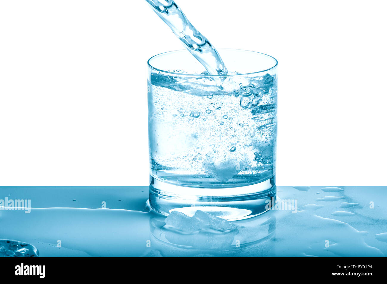 Acqua frizzante versando in vetro sopra lo sfondo luminoso. Bevanda fredda. Blu immagine colorata Foto Stock