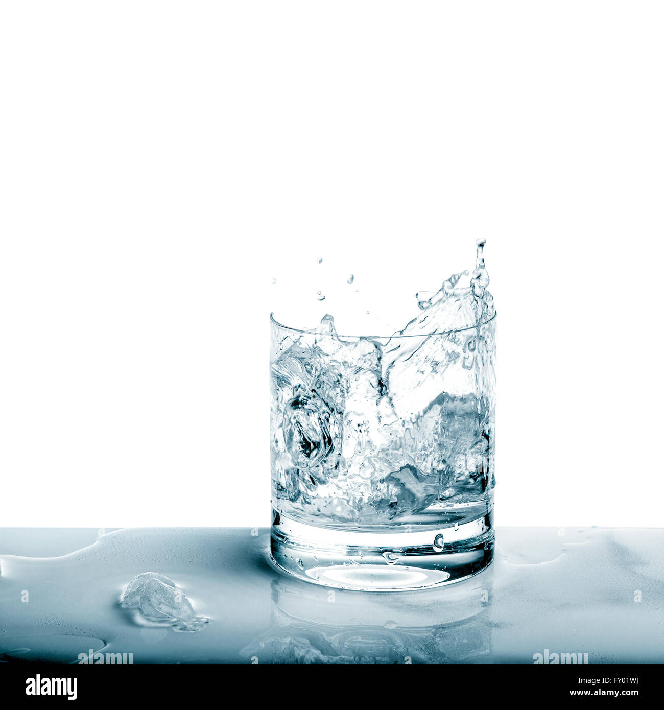 L'acqua gassata in vetro rotto su sfondo bianco. Fresca bevanda fredda Foto Stock