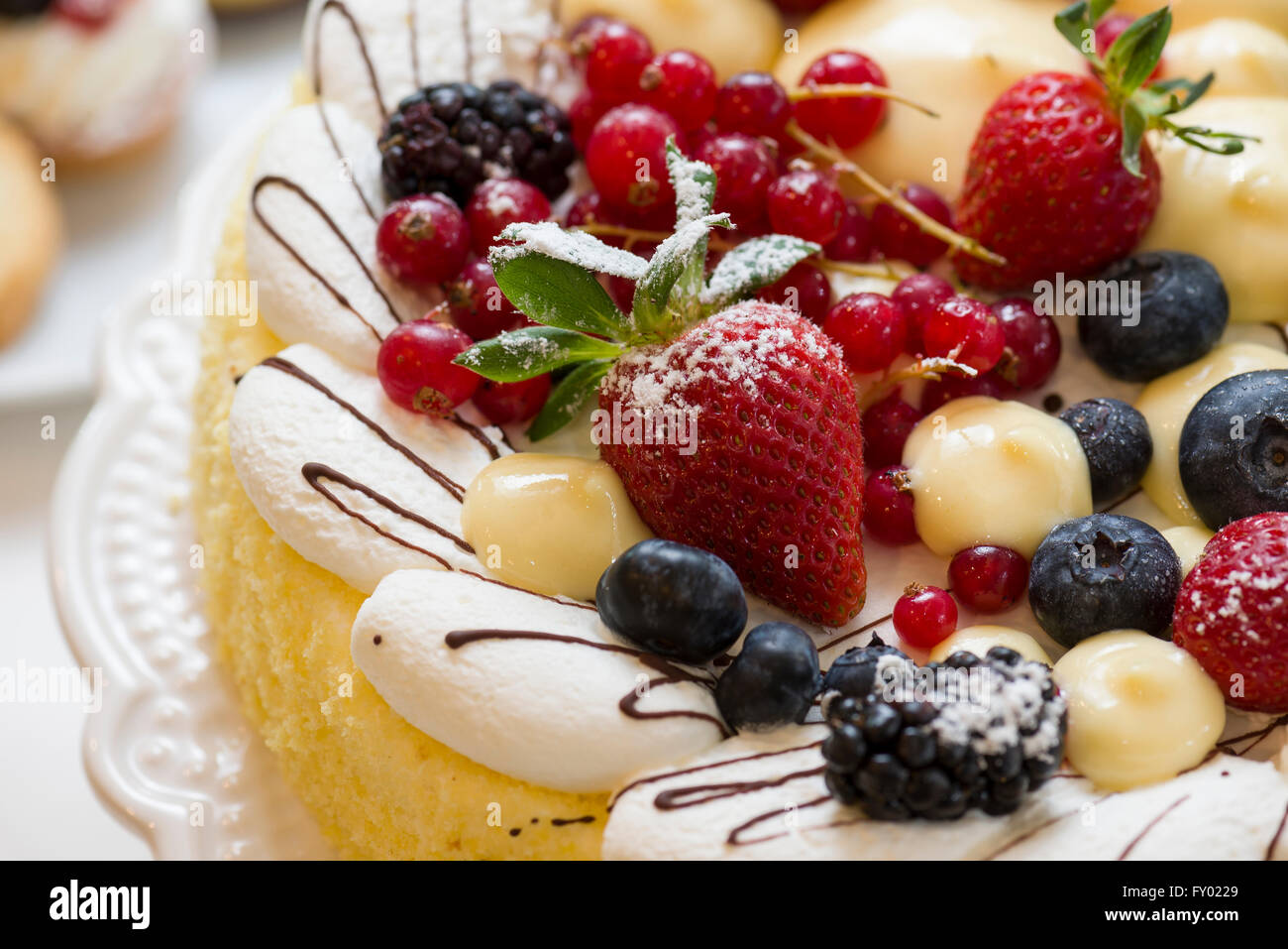 Pasticceria torta decorata con frutta fresca e panna, primo piano Foto Stock