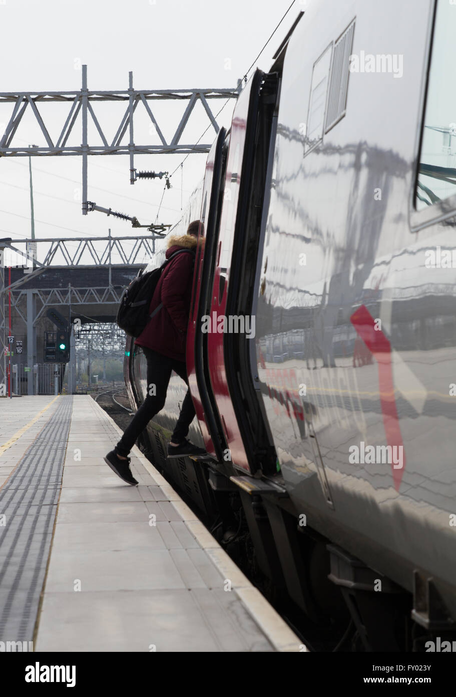 Un passeggero si unisce al Arriva DB Cross Country service da Manchester Piccadilly per la stazione di Bristol Temple Meads a Stafford Foto Stock
