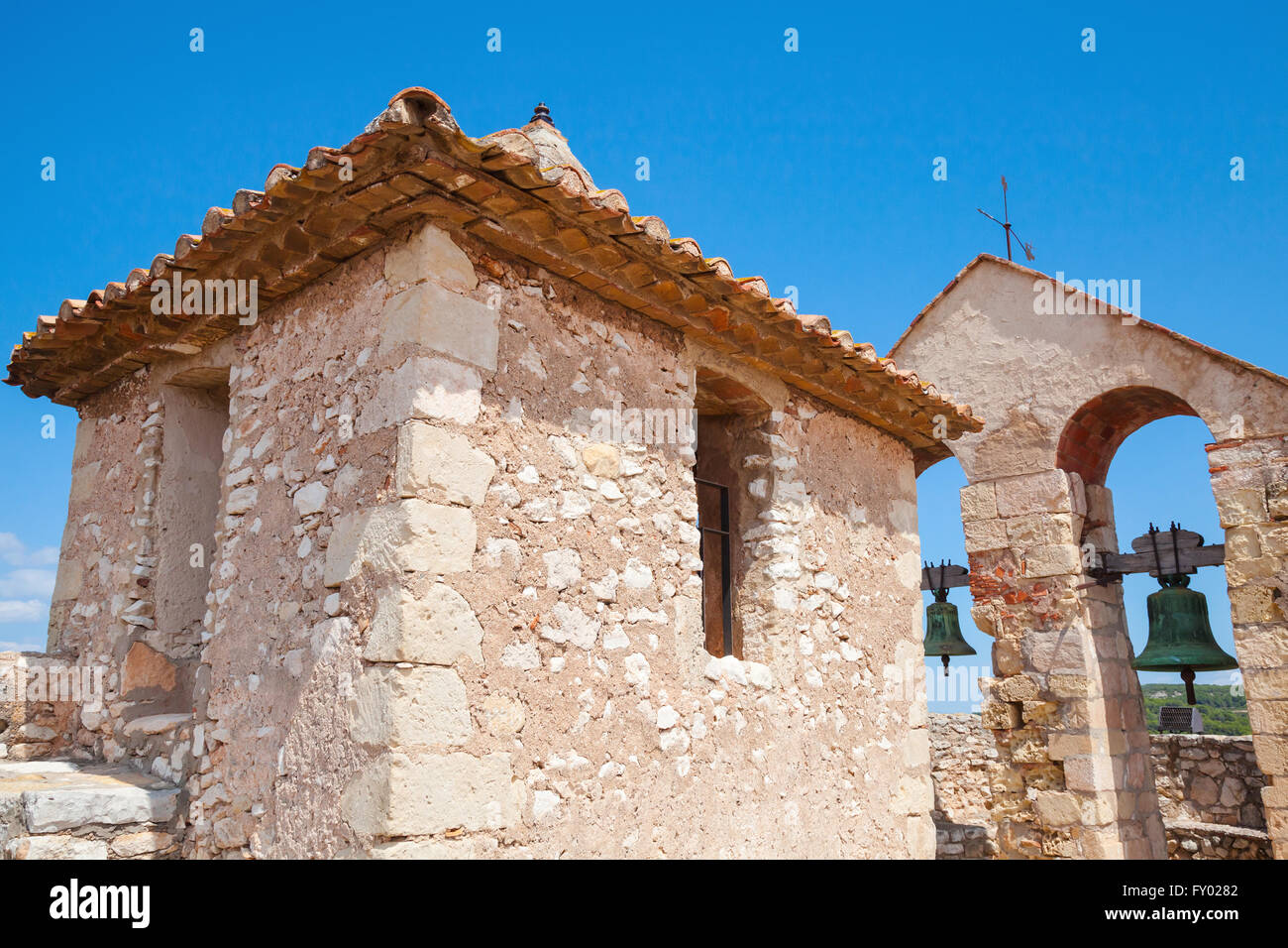 La parte superiore della fortezza medievale antica città di Calafell, Spagna Foto Stock
