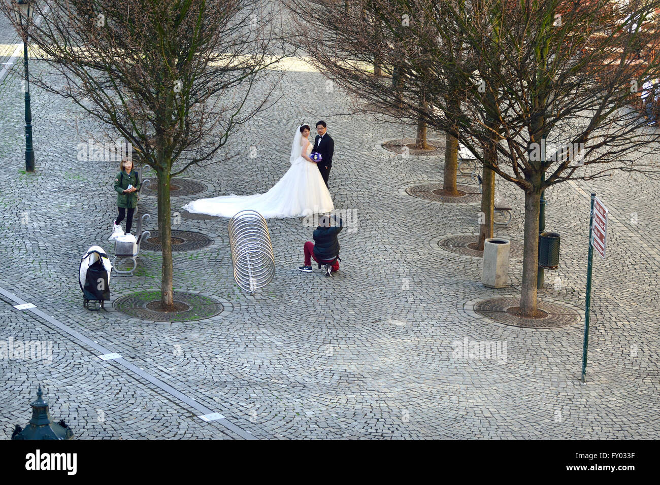 Praga, Repubblica Ceca. I modelli giapponesi in posa per un matrimonio scatta in Na Kampe, visto frrom Charles Bridge Foto Stock