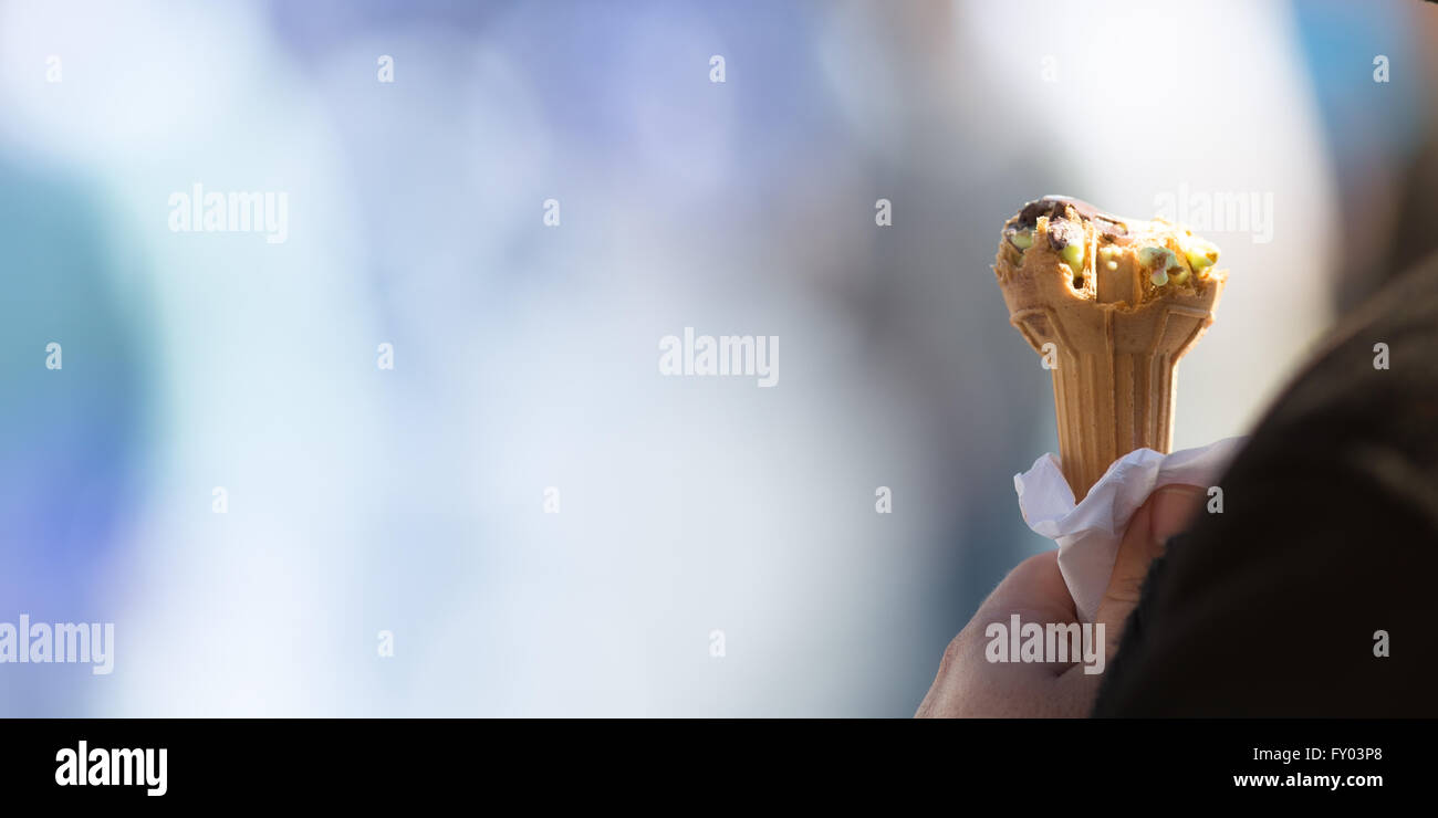 Persone mangiare un gelato all'aperto in street, concetti urbani Foto Stock
