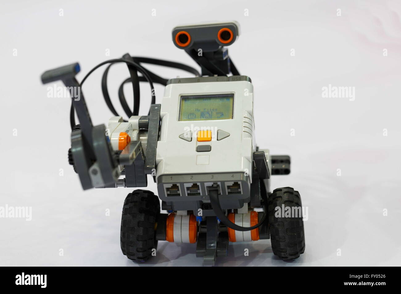 Robot futuristico parlare. Intelligenza artificiale concetto. 3D isolato su bianco. Foto Stock